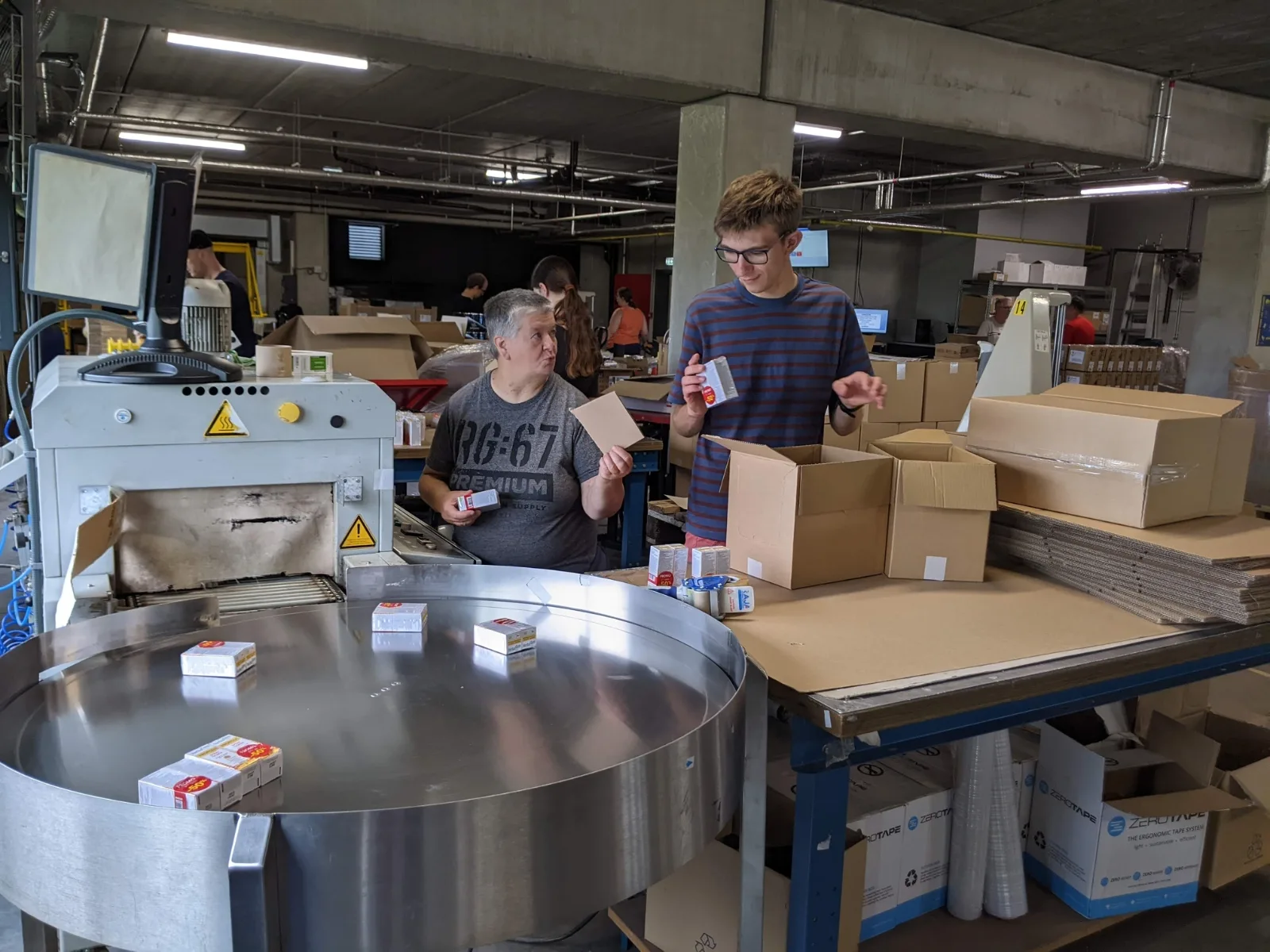 Collaborateurs d’ETA Enghien réunis dans un environnement de travail inclusif