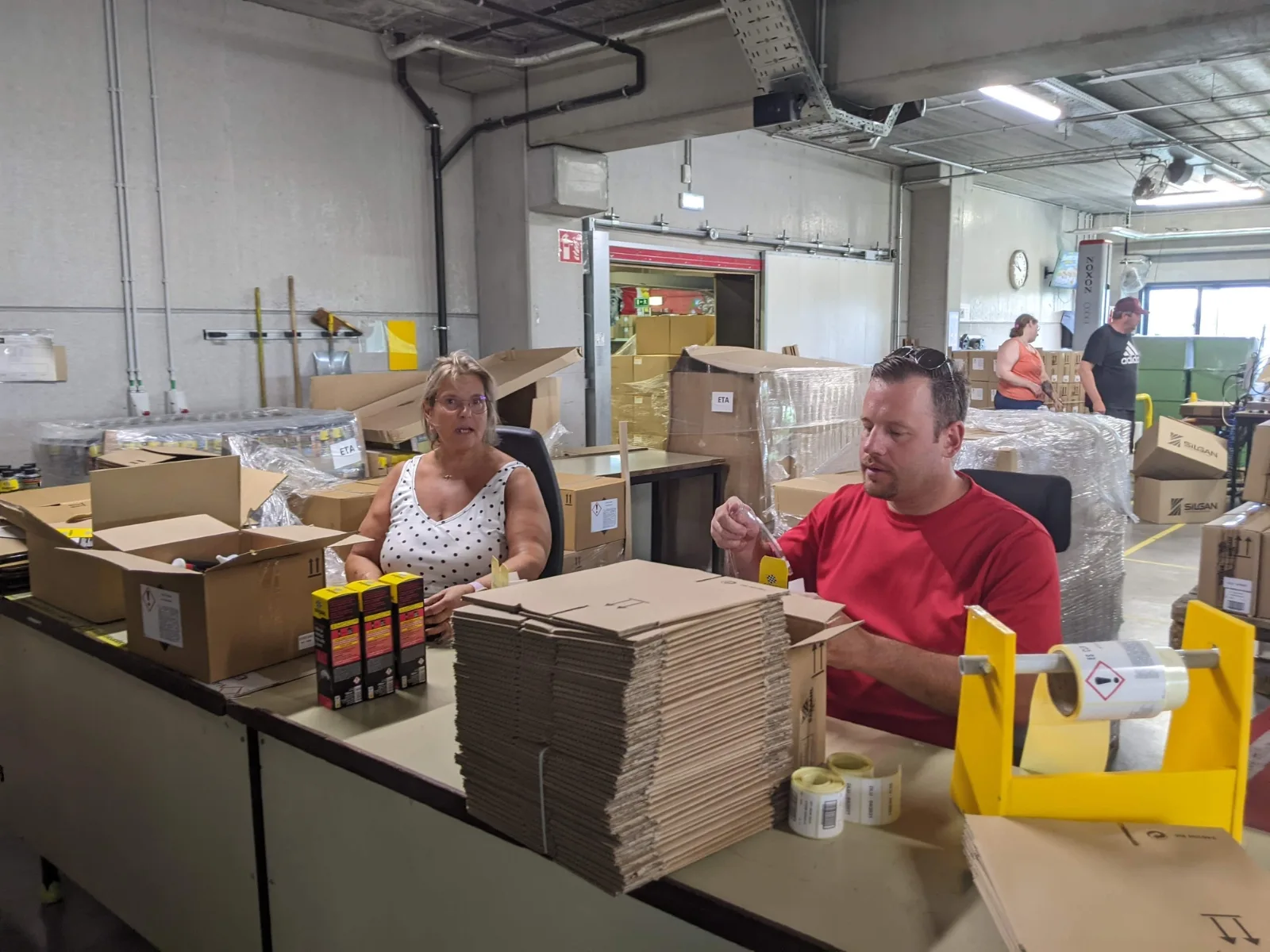 Collaborateurs d’ETA Enghien encadrés dans un environnement de travail professionnel