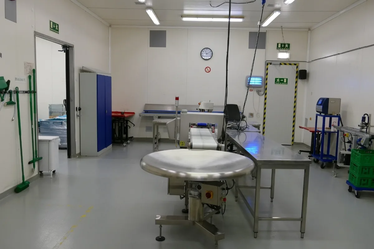 Équipe de l’ETA Enghien travaillant au conditionnement alimentaire en salle blanche
